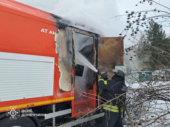 rossiiskii-dron-atakoval-spasatelei-vo-vremya-tusheniya-pozhara-v-slavyanske