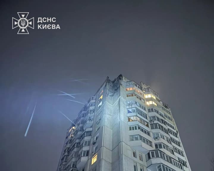 rosiiskyi-dron-unochi-vluchyv-u-bahatopoverkhivku-v-kyievi-pokazaly-naslidky