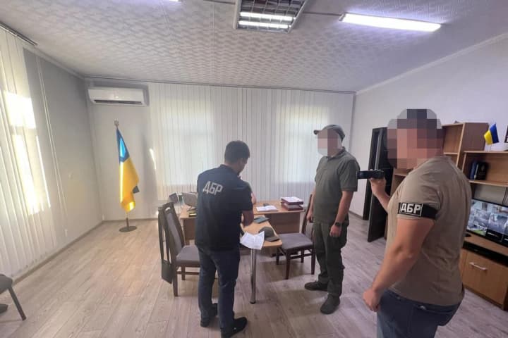 prykhovav-maino-i-oformyv-znaiomoho-na-sluzhbu-posadovtsiu-ttsk-ta-sp-na-lvivshchyni-oholosyly-pidozru