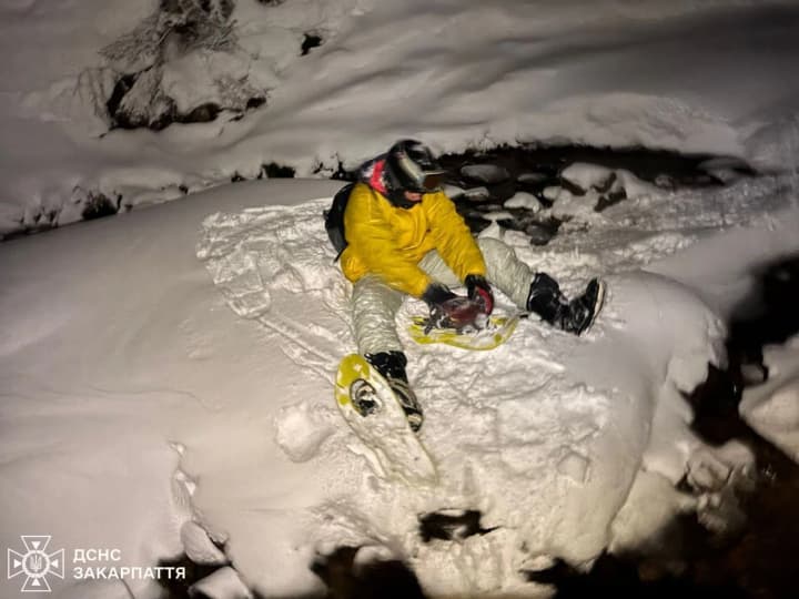 lost-their-bearings-and-couldnt-return-on-their-own-two-snowboarders-got-lost-in-zakarpattia