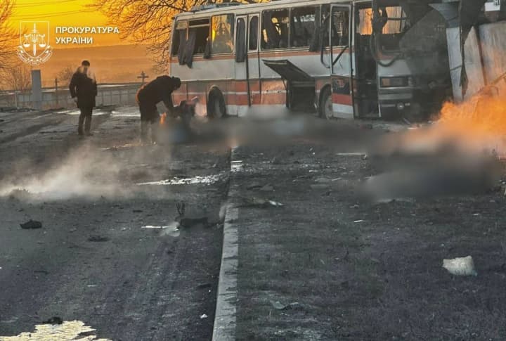 zelenskyi-nazvav-rosiiskyi-udar-po-avtobusu-iz-shakhtariamy-zlochynom