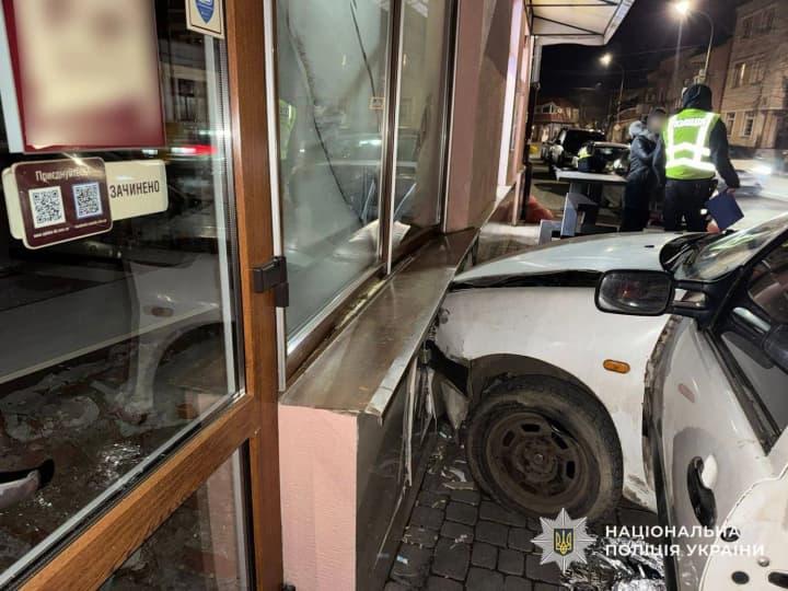 in-uzhhorod-an-85-year-old-driver-died-at-the-wheel-after-crashing-into-a-car-and-a-pharmacy