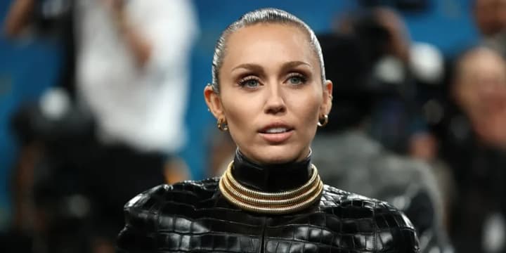 maili-sairus-proihnoruvala-peremohu-ledi-hahy-na-grammy-2026-shcho-stalosia