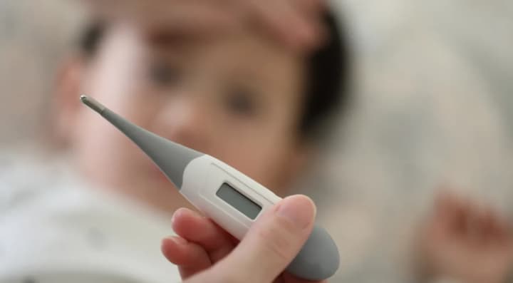 yak-diiaty-pry-vysokii-temperaturi-u-dytyny-porady-pediatra