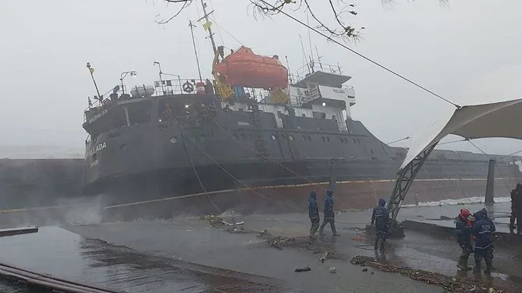 Что делают и о чем думают на судне моряки в своем первом рейсе во время шторма.