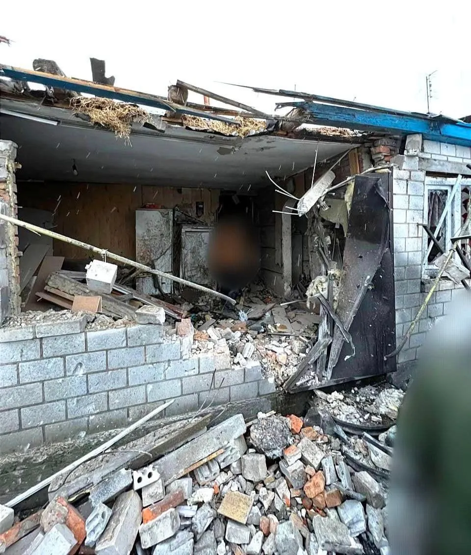 Пошкодження будинку через ракетний обстріл окупантів, Київська область, 8 грудня 2023 р. Фото: Поліція Київської області.