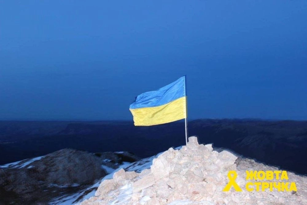 Активісти здійняли український прапор на вершині кримської гори Ангара-Буруні