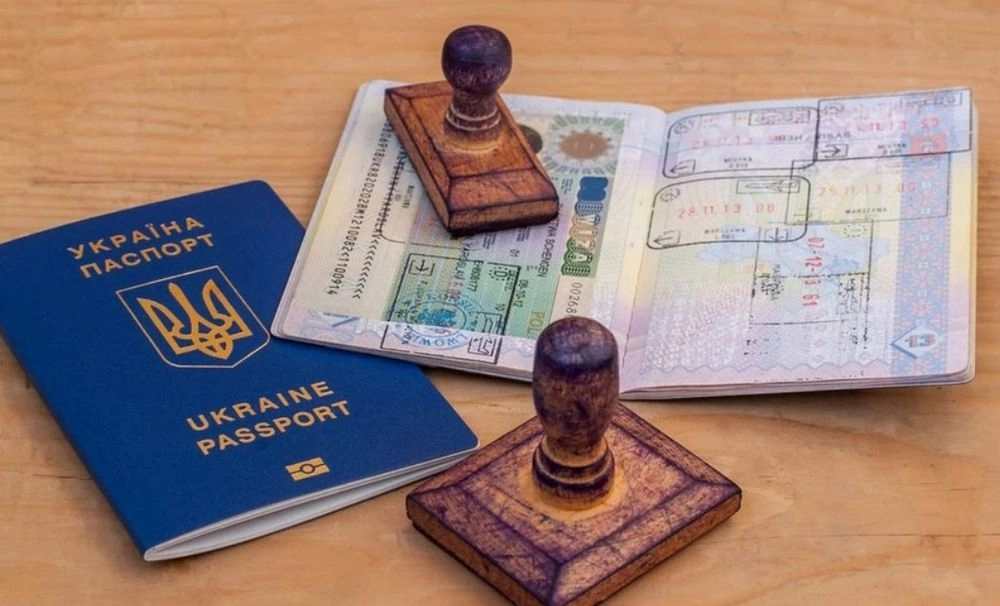 Військовозобов’язані не зможуть отримати закордонні паспорти у відокремленій дипустанові України - Кабмін