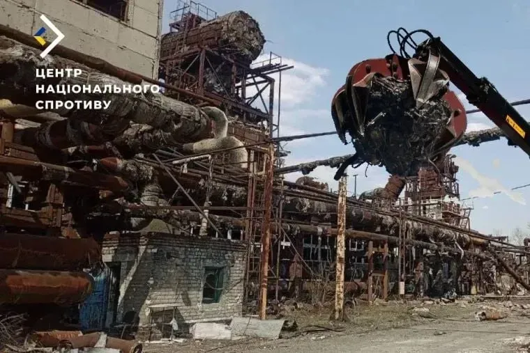 Окупанти вивозять на лом залишки авдіївського коксохімічного заводу
