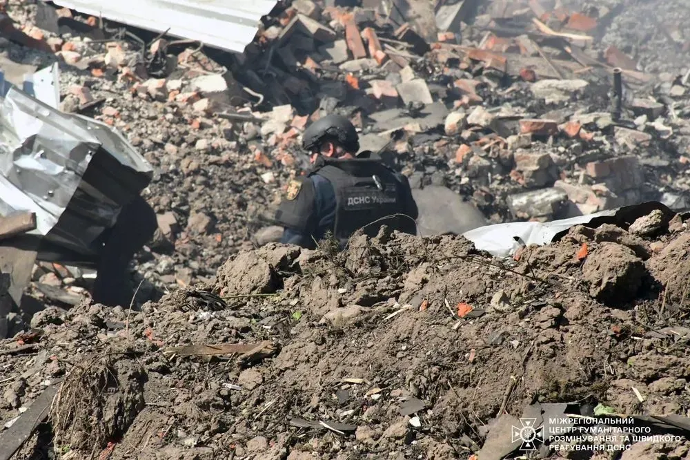 Удар російських загарбників по Харкову: фахівці рятувальних служб опублікували фото наслідків