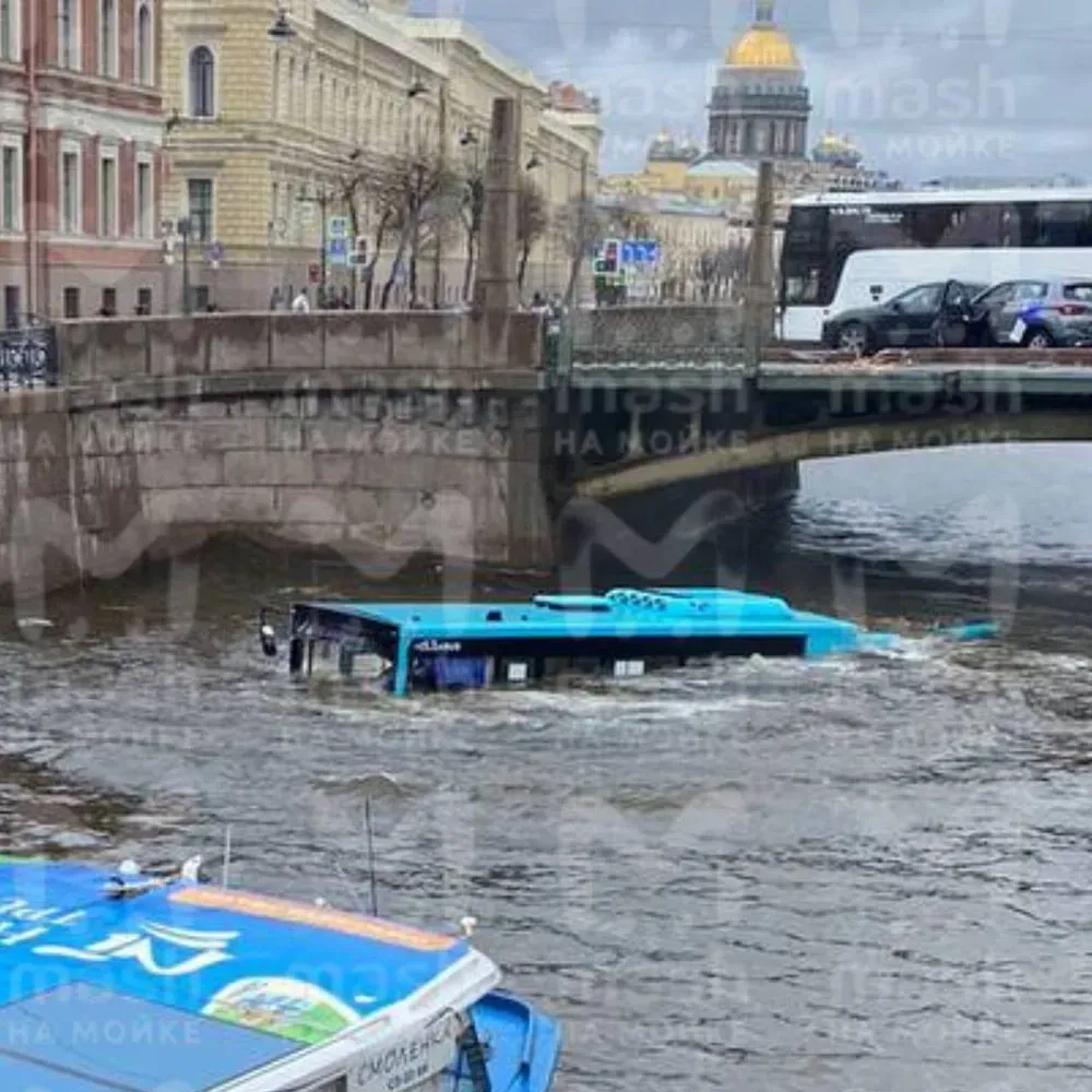 В российском питере автобус упал в реку, есть жертвы | УНН