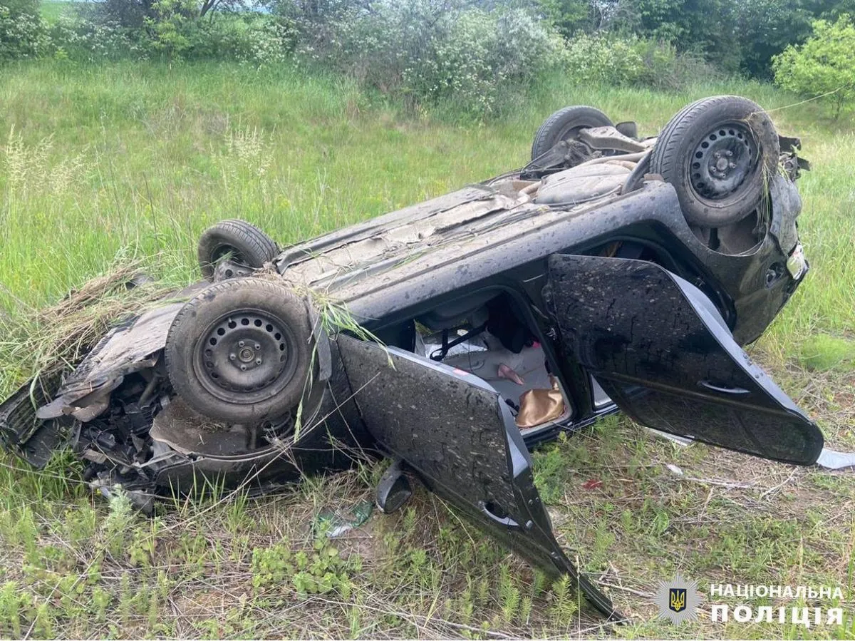 На Киевщине водитель Volkswagen не справился с управлением, авто съехало в  кювет и перевернулось | УНН