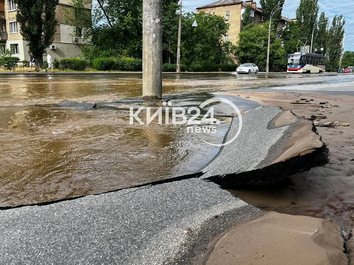 На левом берегу в Киеве из-за аварии на водопроводе затопило улицу | УНН