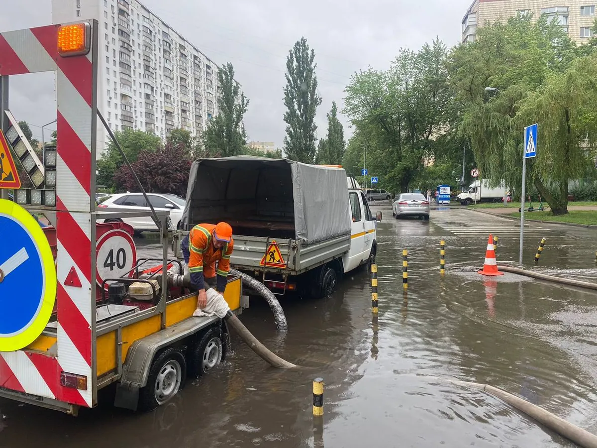 Масштабный ливень в столице: за сутки выпало больше половины месячной нормы  осадков | УНН