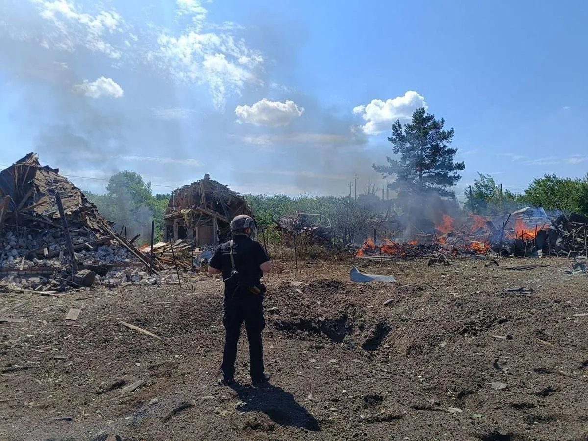 Враг обстрелял кассетными боеприпасами поселок в Донецкой области: трое  погибших, среди раненых - подросток | УНН