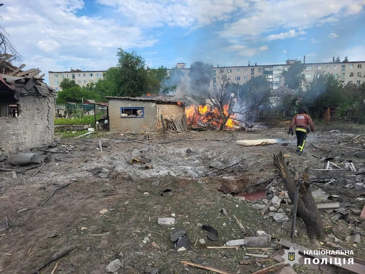 Враг нанес авиаудары по поселку на Харьковщине: два человека погибли, еще  четверо - пострадали | УНН