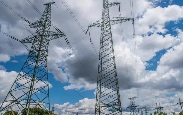 рф атакувала об’єкти системи передачі електроенергії у двох областях, на Донеччині обстріляла шахту - Міненерго
