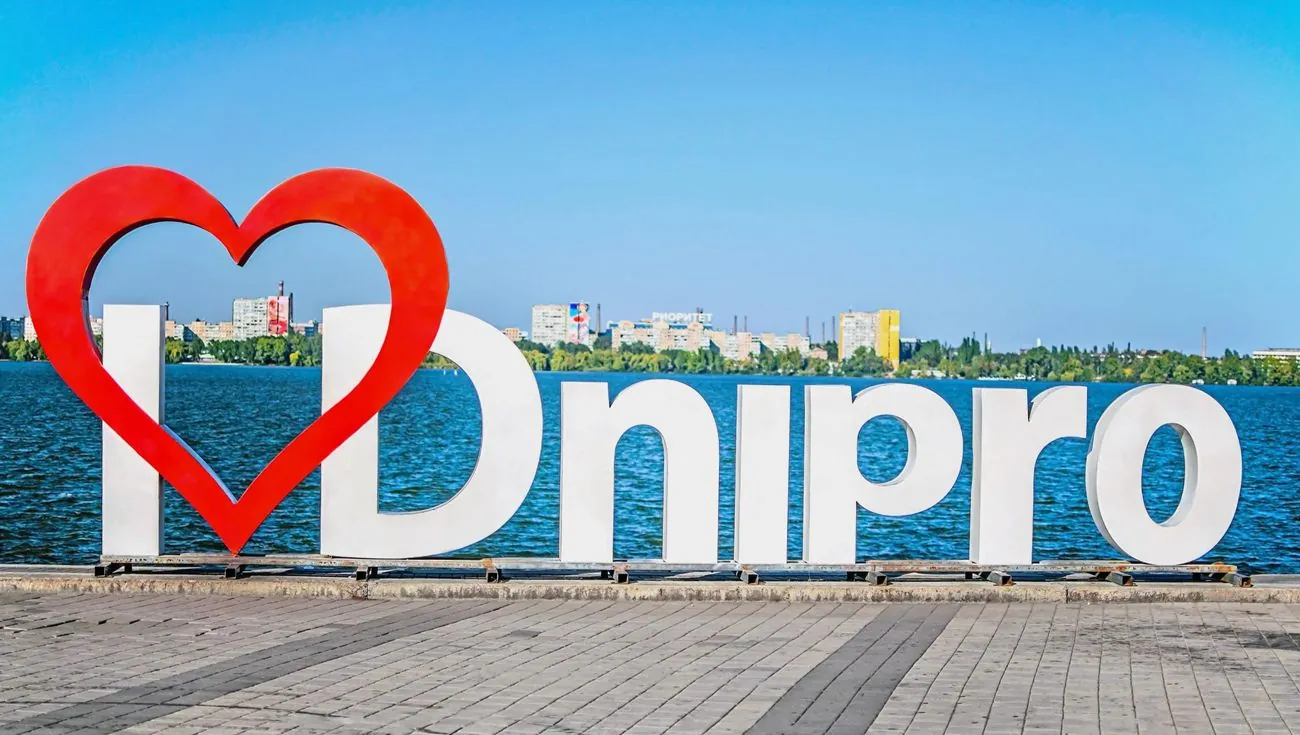 У Дніпрі пролунали вибухи: попередньо, пошкоджено приватні будинки та авто