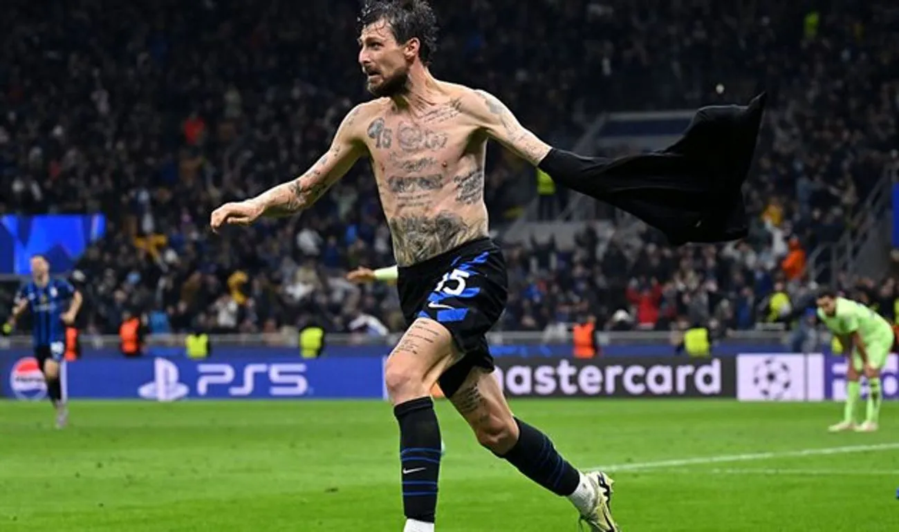 Франческо Ачерби празднует гол в ворота “Барселоны” 