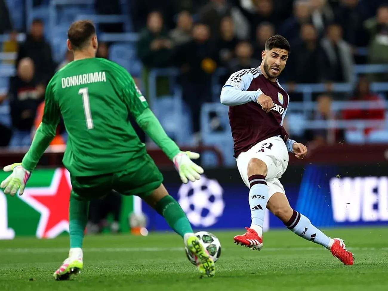 Джанлуиджи Доннарумма спасает свои ворота после выхода один на один с Марко Асенсио 