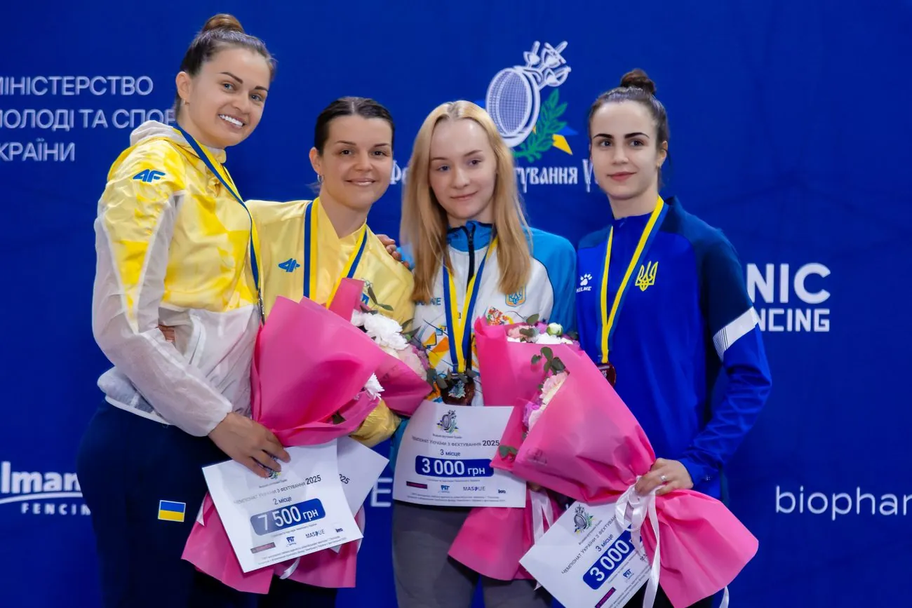 На пʼєдесталі пошани в жіночій шаблі олімпійські чемпіонки Олена Кравацька, Аліна Комащук та молодь Дарʼя Гонцова і Олександра Бондар