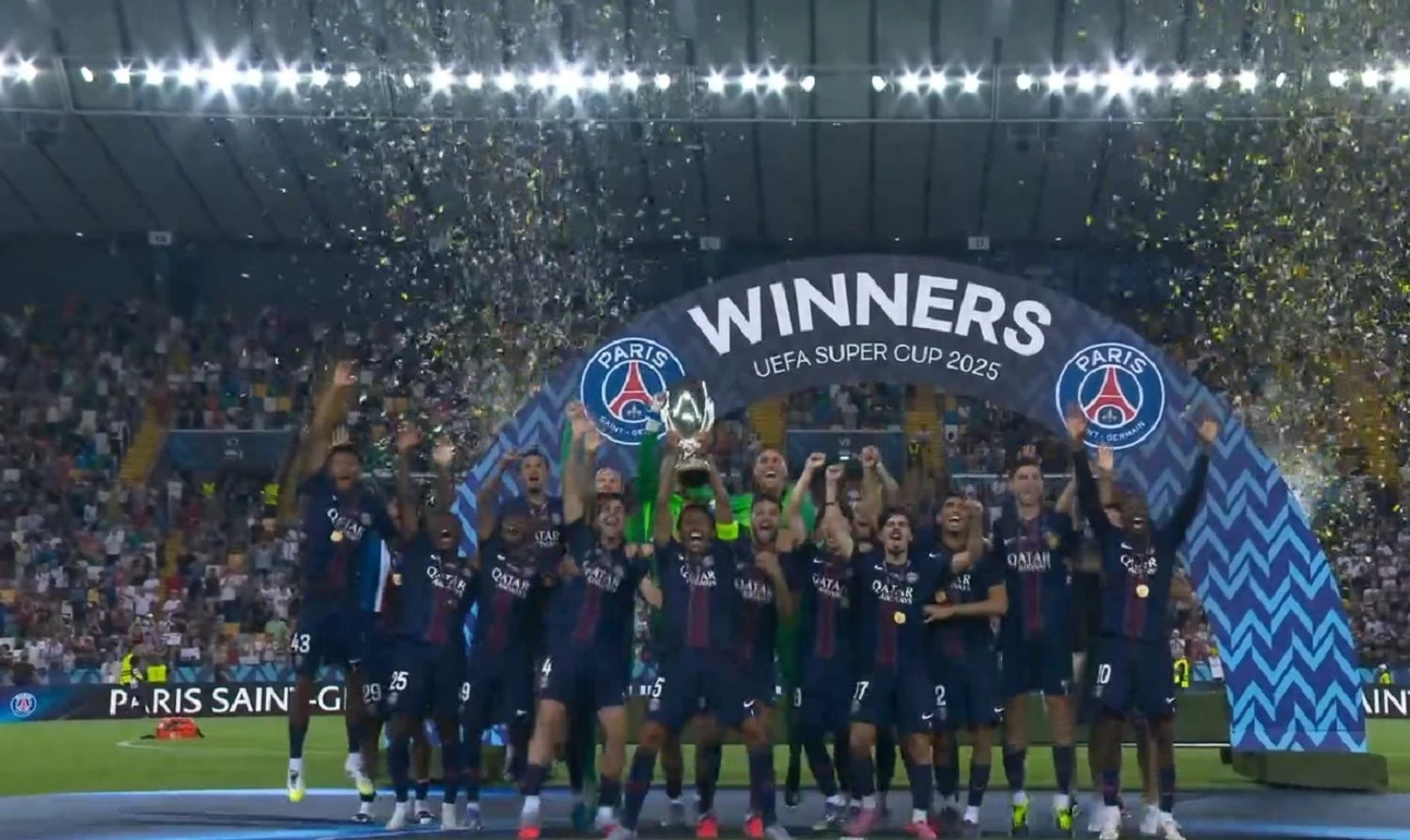 Fanion UEFA Supercup 2025 - Finale Paris PSG Vs Tottenham - Dimensions 9x11cm - Support Podium