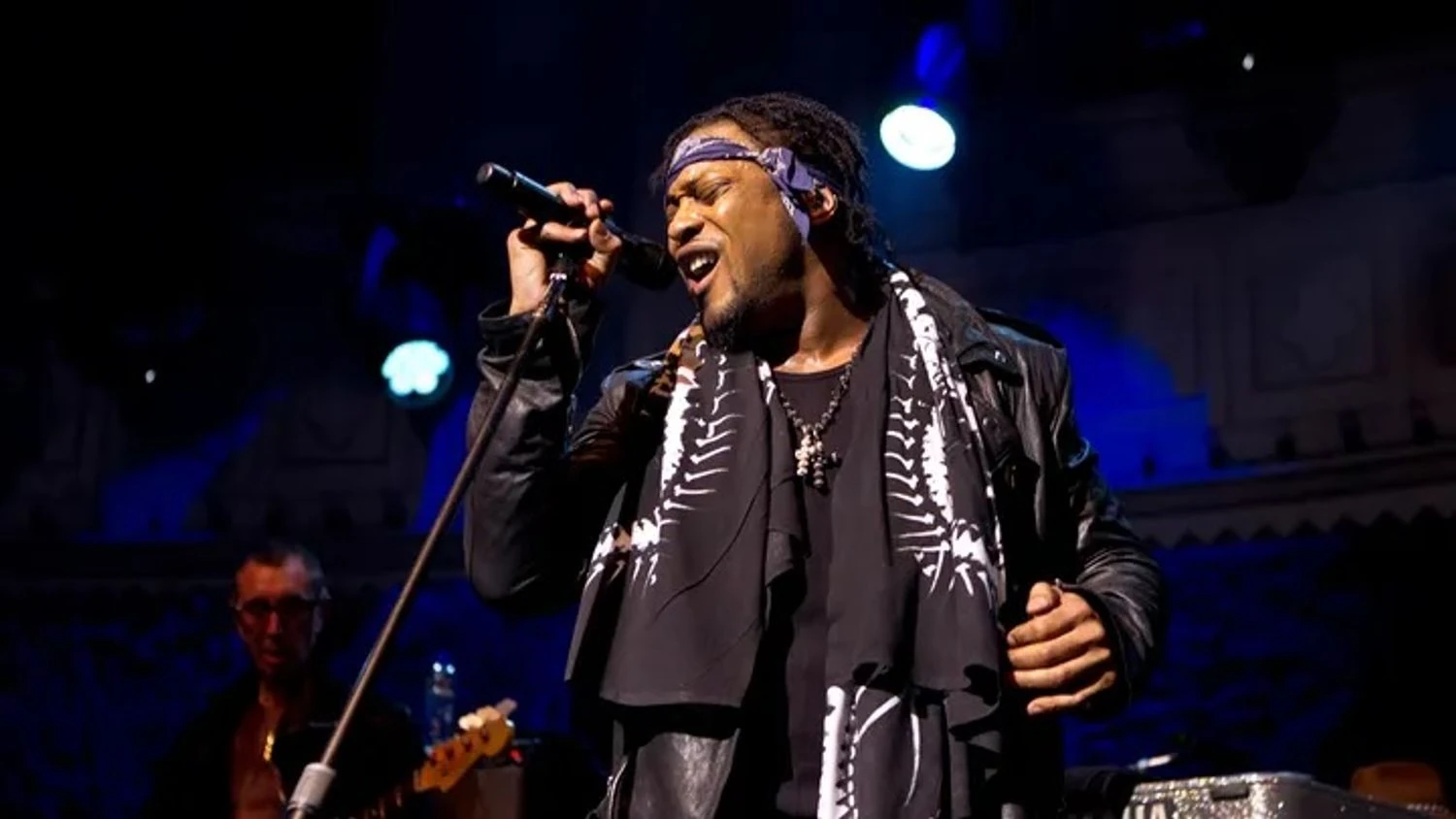 Glasbeniki se spominjajo D'Angela, ki je umrl v starosti 51 let