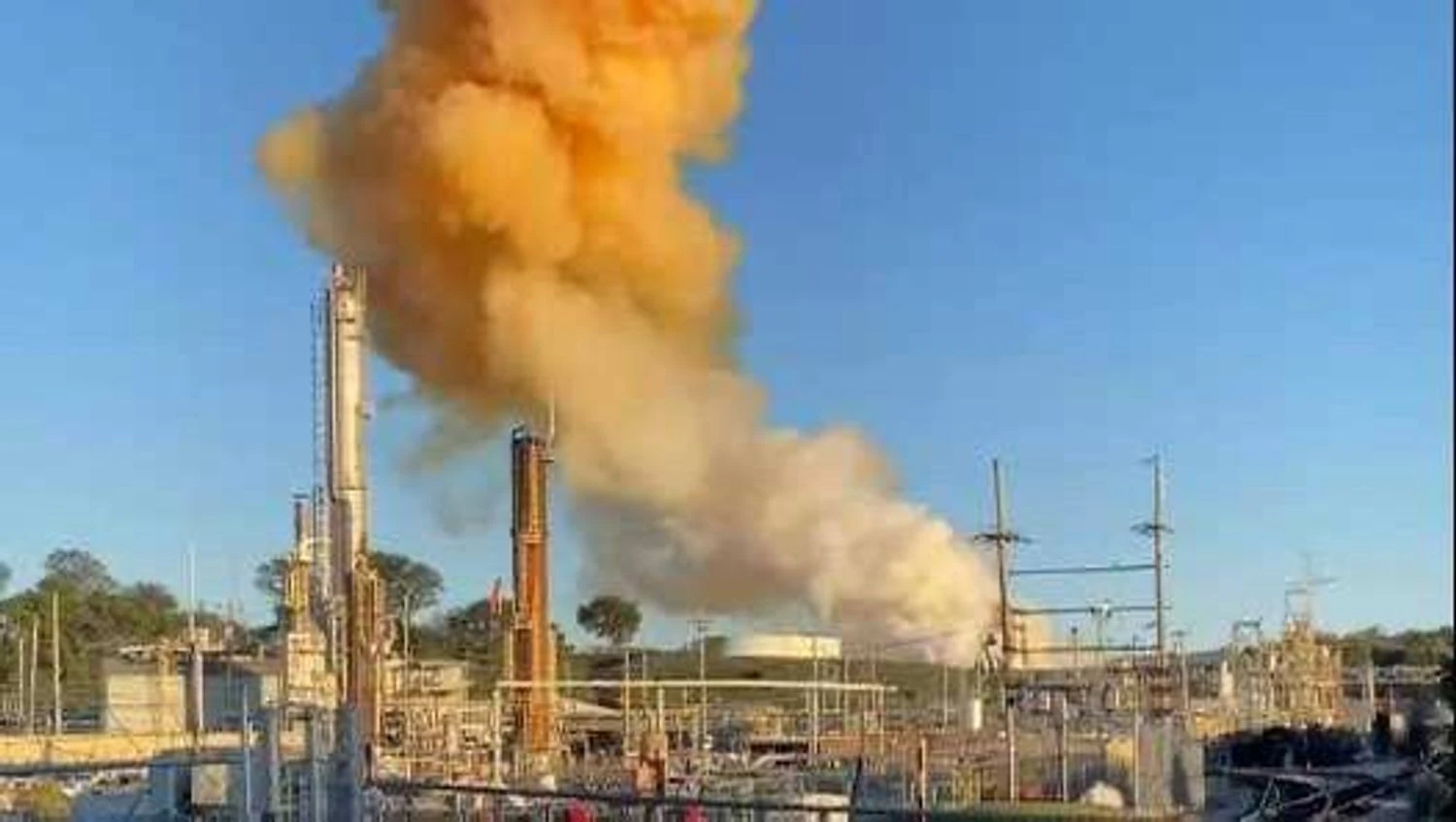 Explosion at Mississippi plant causes toxic chemical leak: residents urged to evacuate (video)