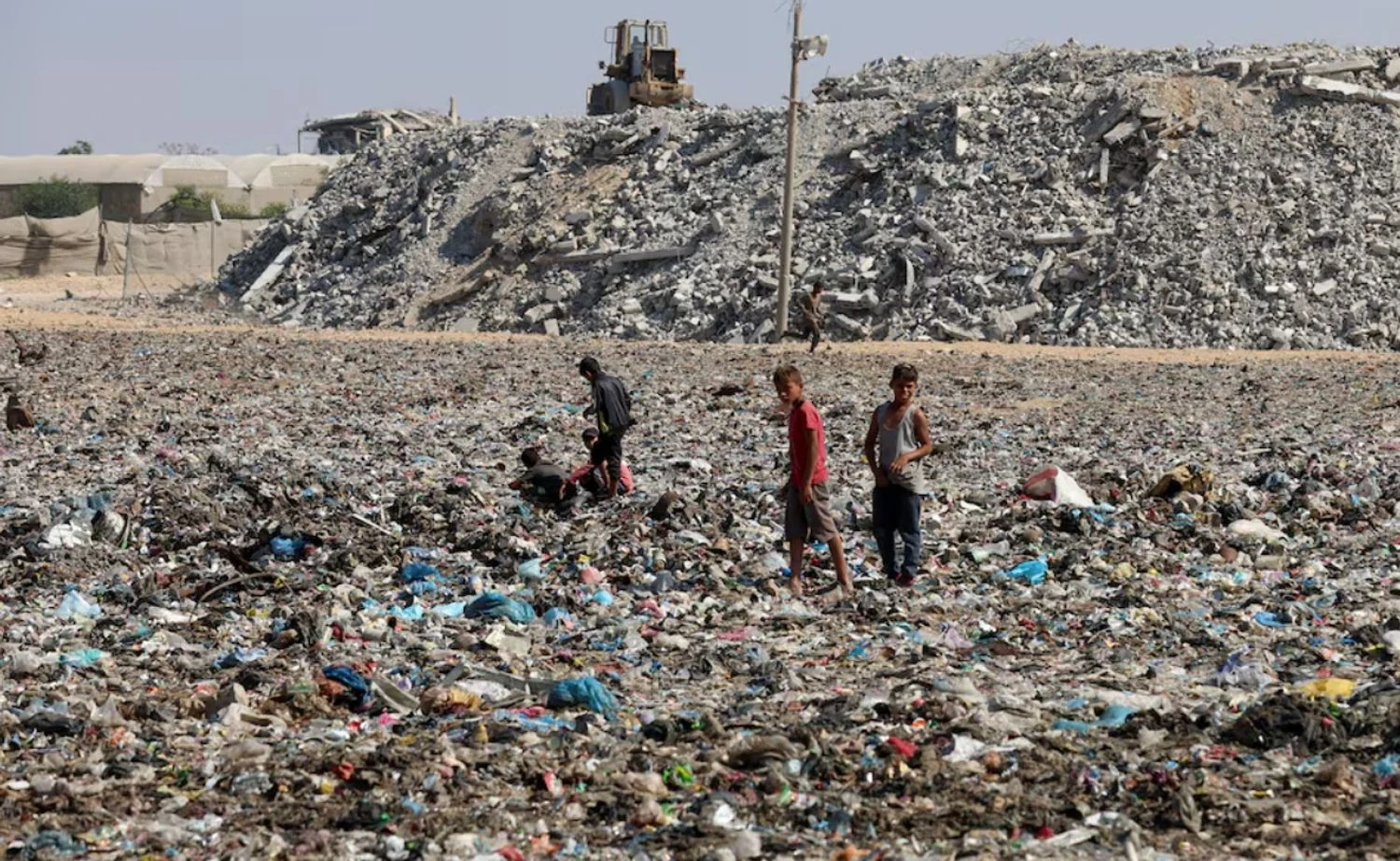 Gaza turns into a dangerous zone due to piles of garbage and sewage