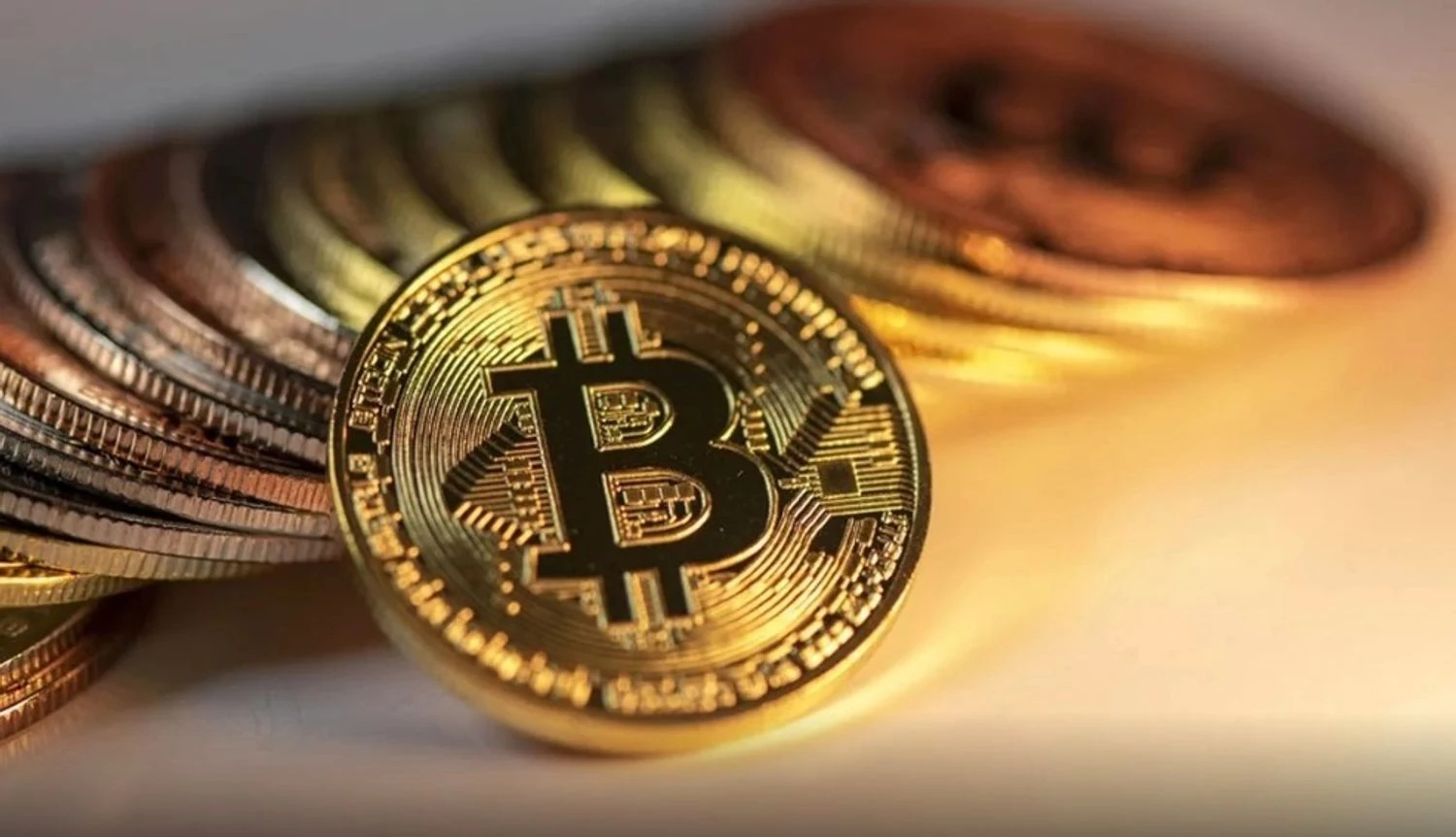 Крипторинок під напругою: біткоїн обвалився нижче $100 000, інвестори ETF вивели майже $900 млн