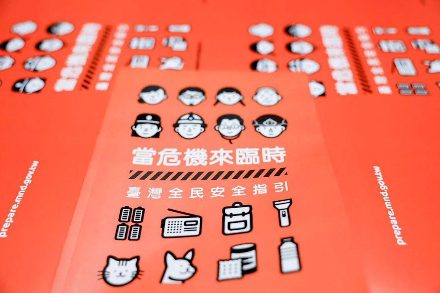 Тайвань вперше розсилає мільйони посібників з цивільної оборони громадянам: готуються до можливого нападу Китаю