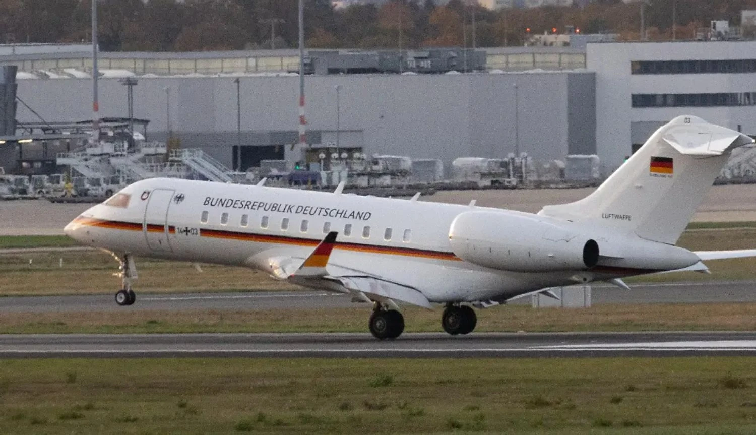 Bundeswehr plane broke down mid-flight: German minister forced to switch to commercial flight
