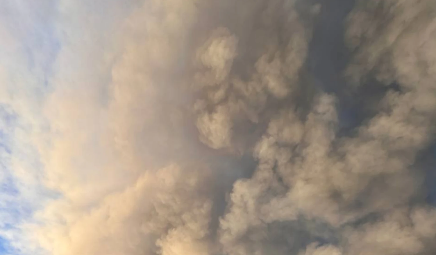 Над Львовом густий дим після атаки рф: мер каже, загрози для здоров&apos;я не становить, але радить закрити вікна