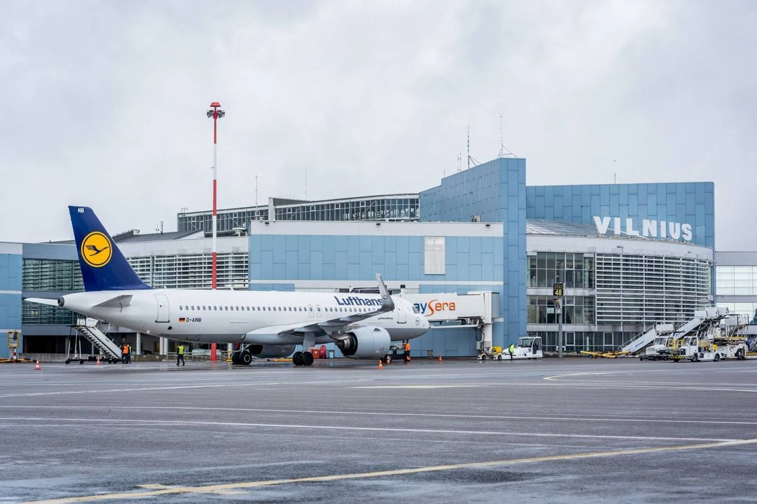 Vilnius Airport temporarily suspended operations due to a suspicious balloon