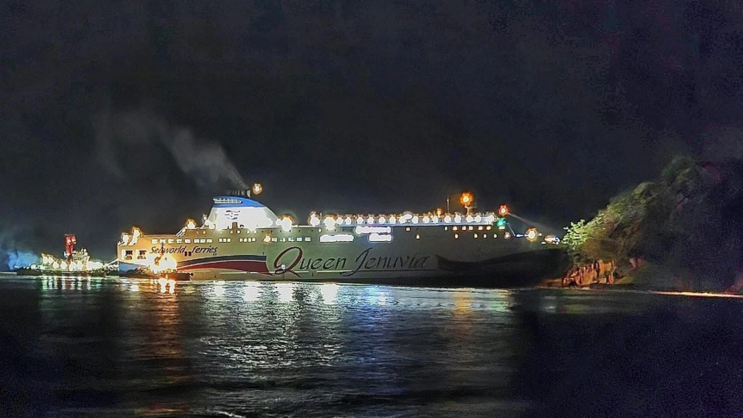 У Південній Кореї пором врізався в острів: офіцер за штурвалом дивився новини