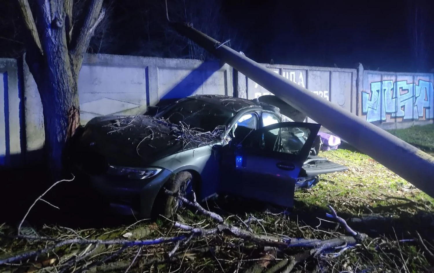 ДТП з летальним наслідком у Запоріжжі: водій BMW врізався в електроопору, дві жінки загинули