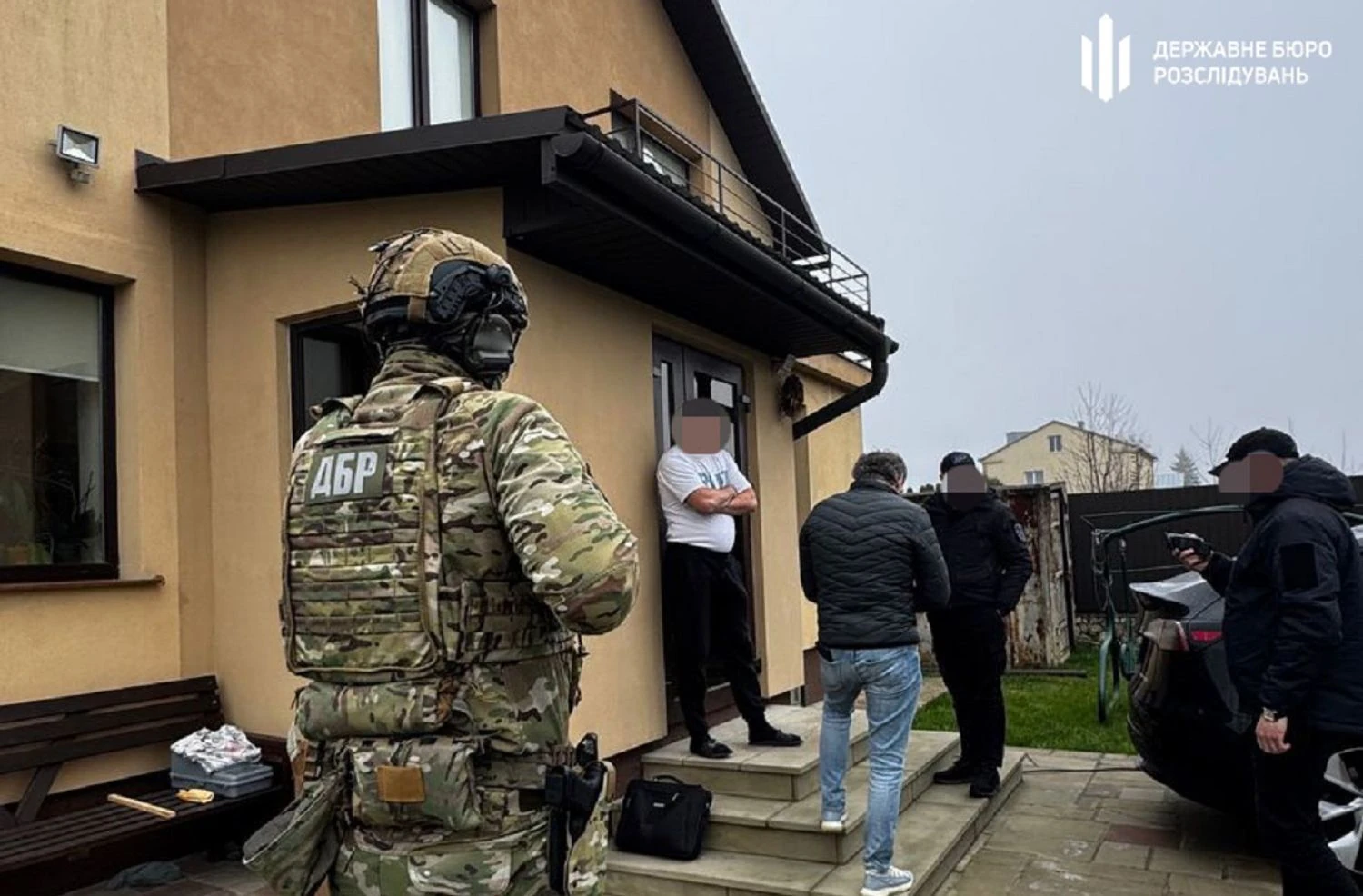 Чиновники Держпраці організували багатомільйонну схему вимагання грошей з бізнесу за безкоштовні послуги - ДБР