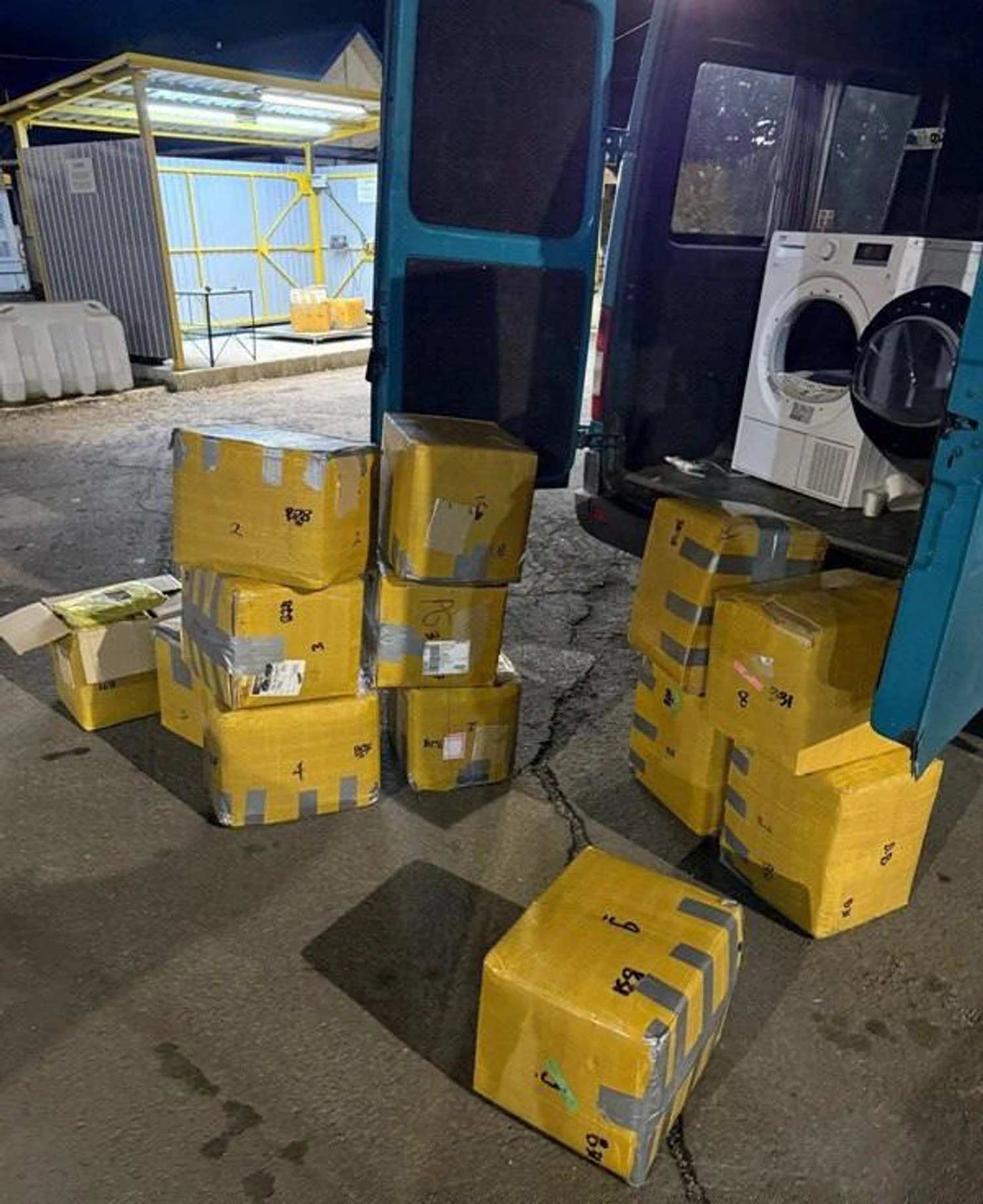 Понад 700 кг наркотичного чаю намагалися незаконно ввезти в Україну: миники розповіли деталі