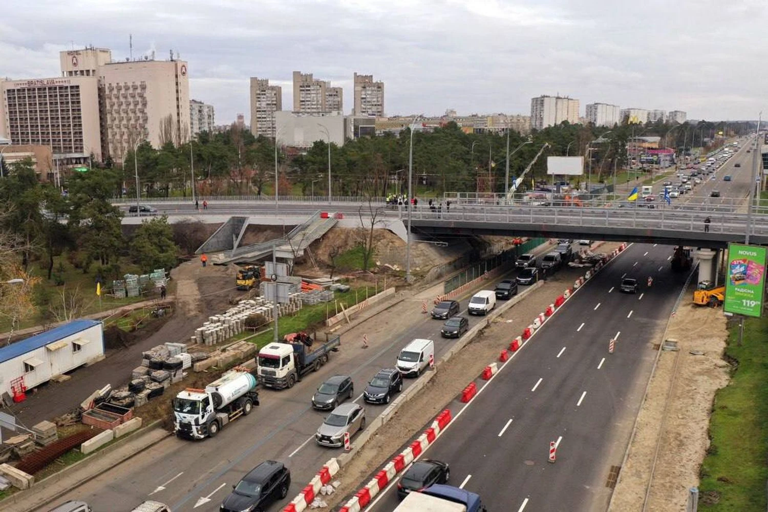 У Києві відкрили рух оновленим шляхопроводом поблизу метро &quot;Дарниця&quot;