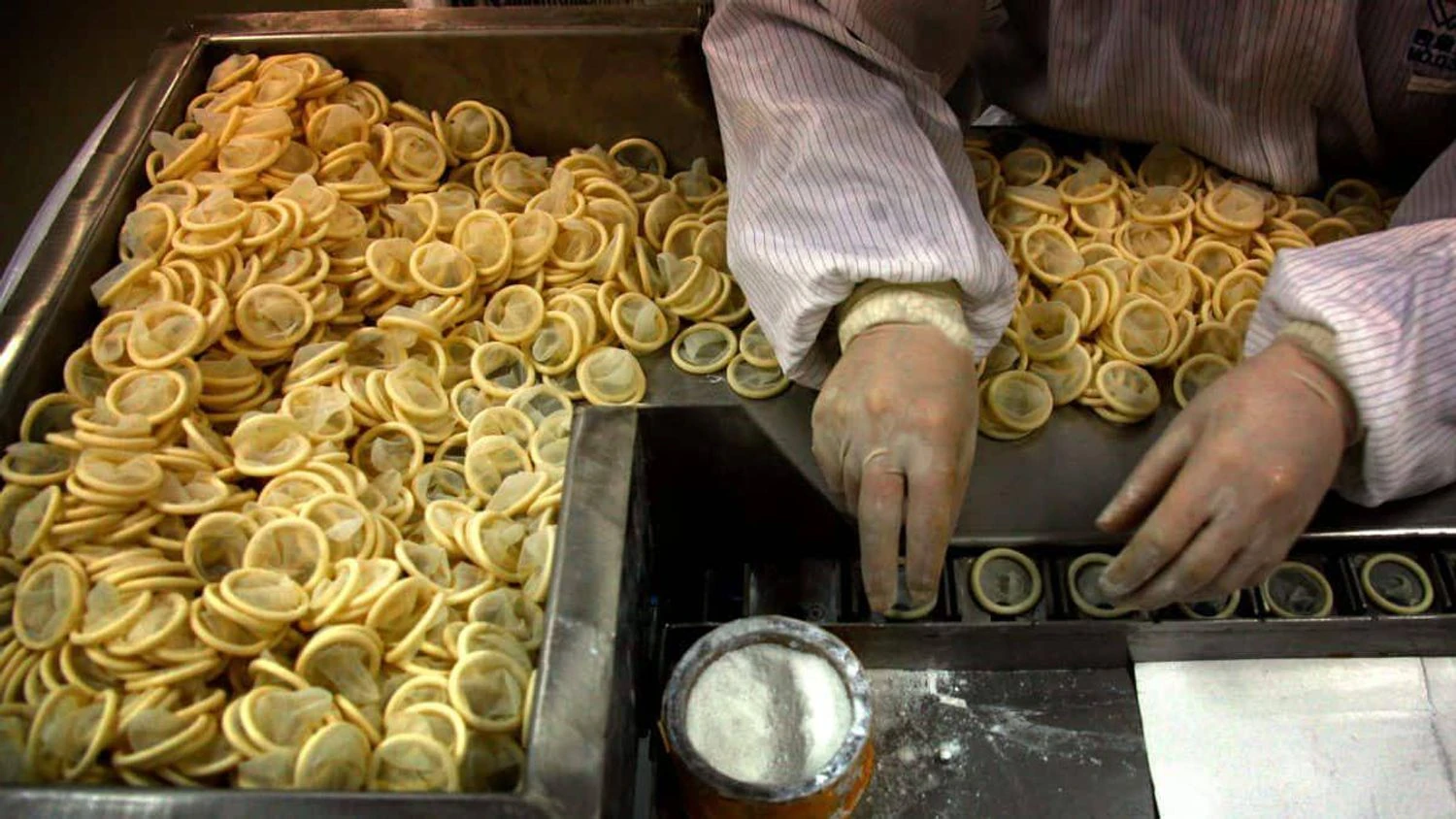 Китай вводить податок на презервативи для підвищення народжуваності