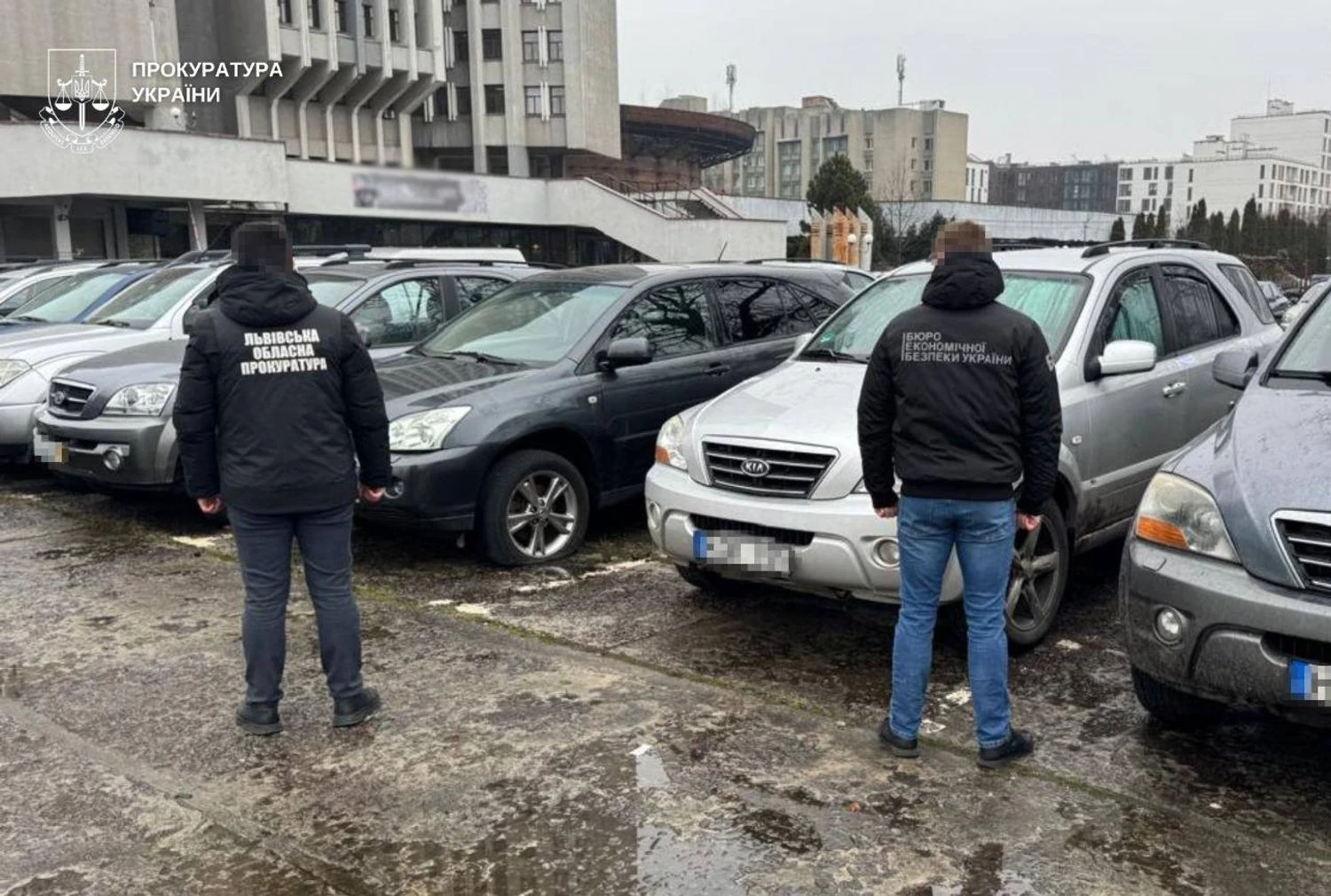 Завозили як гуманітарну допомогу для ЗСУ: на Львівщині викрито масштабну схему продажу авто