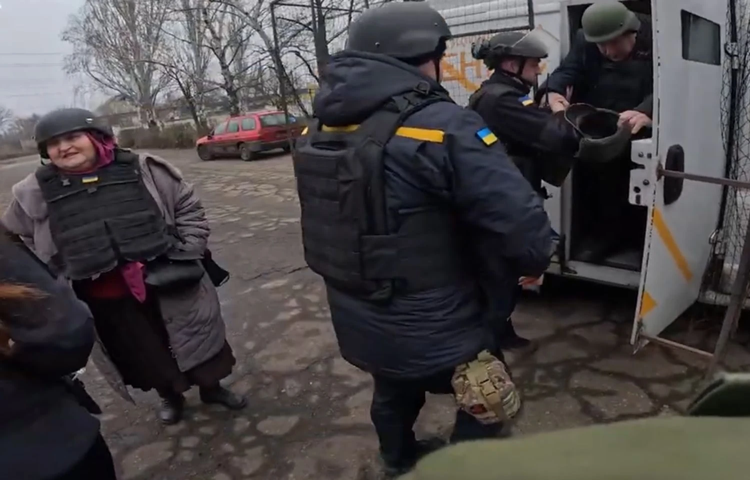 &quot;Бережіть себе&quot;: рятувальники евакуювали ще двох мешканців з Дружківки на Донеччині