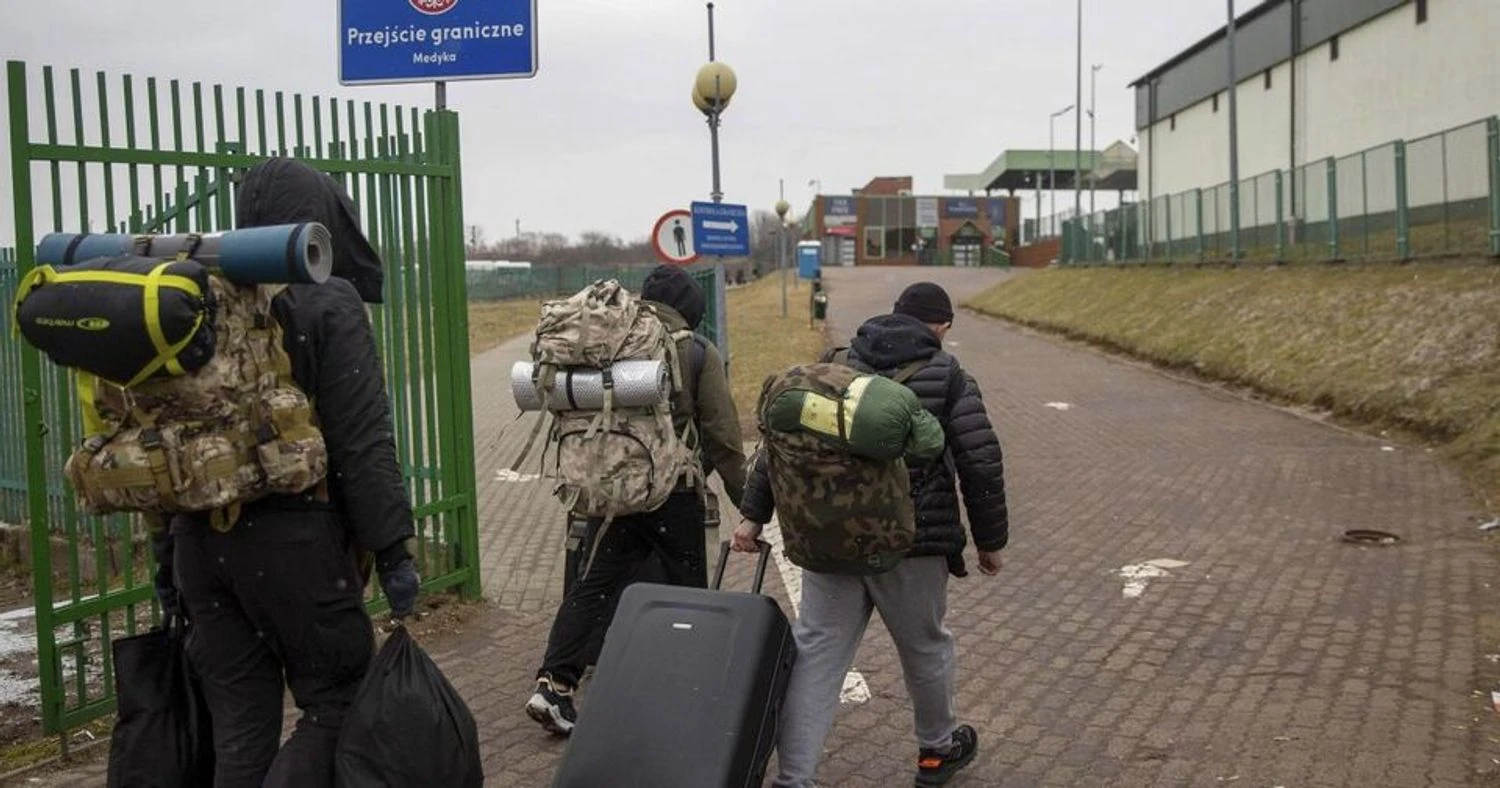 Ukrainians are massively leaving the country: the NBU named two reasons