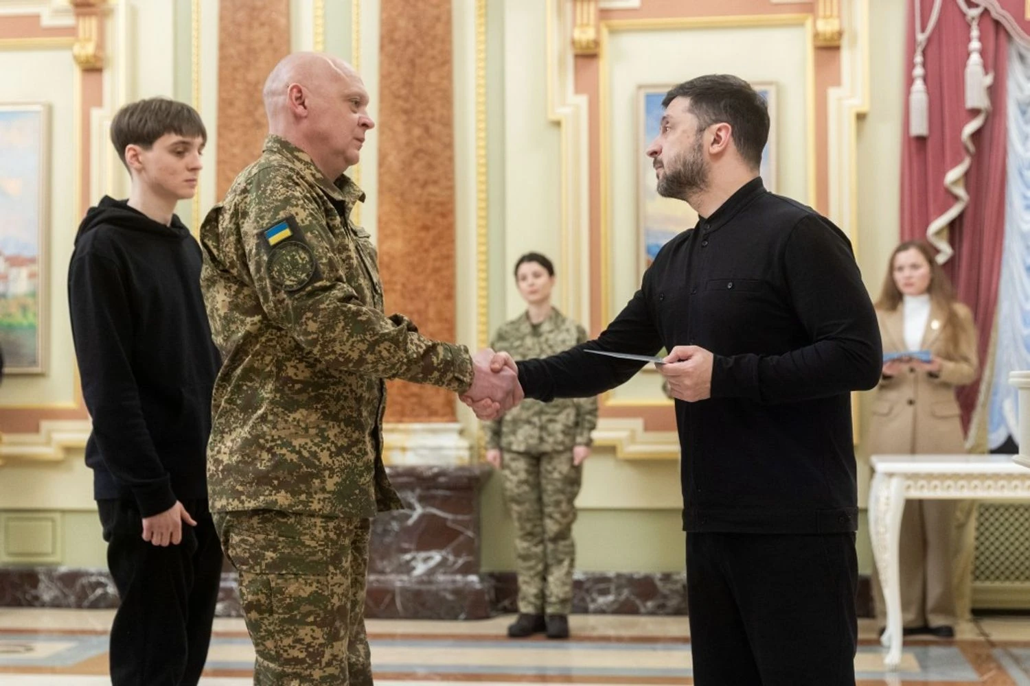 &quot;Україна не збереглася б, якби не було такого героїзму&quot;: Зеленський вручив сертифікати на квартири Героям та сім&apos;ям загиблих воїнів