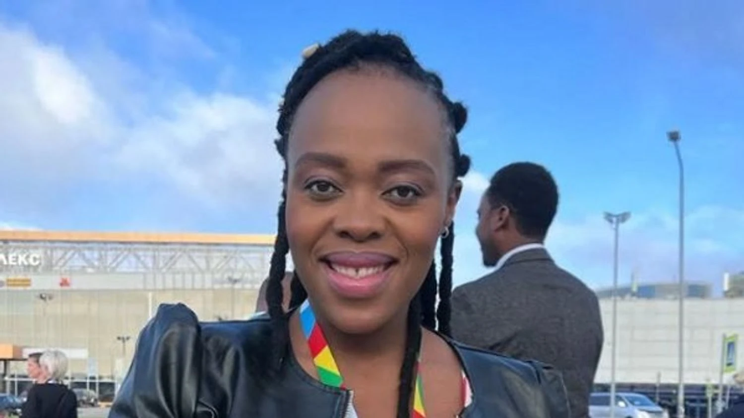 A South African state radio presenter, accused of recruiting citizens to fight for Russia in Ukraine, has been released from custody