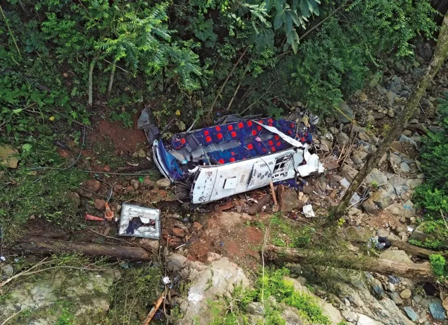 In Colombia, a bus with high school graduates plunged into a ravine: 17 dead and 20 injured