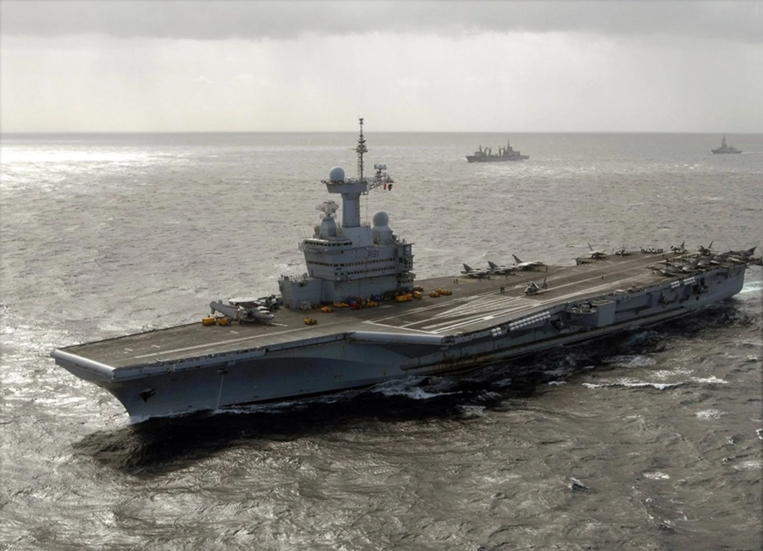 Macron announces construction of new aircraft carrier for France despite budget crisis