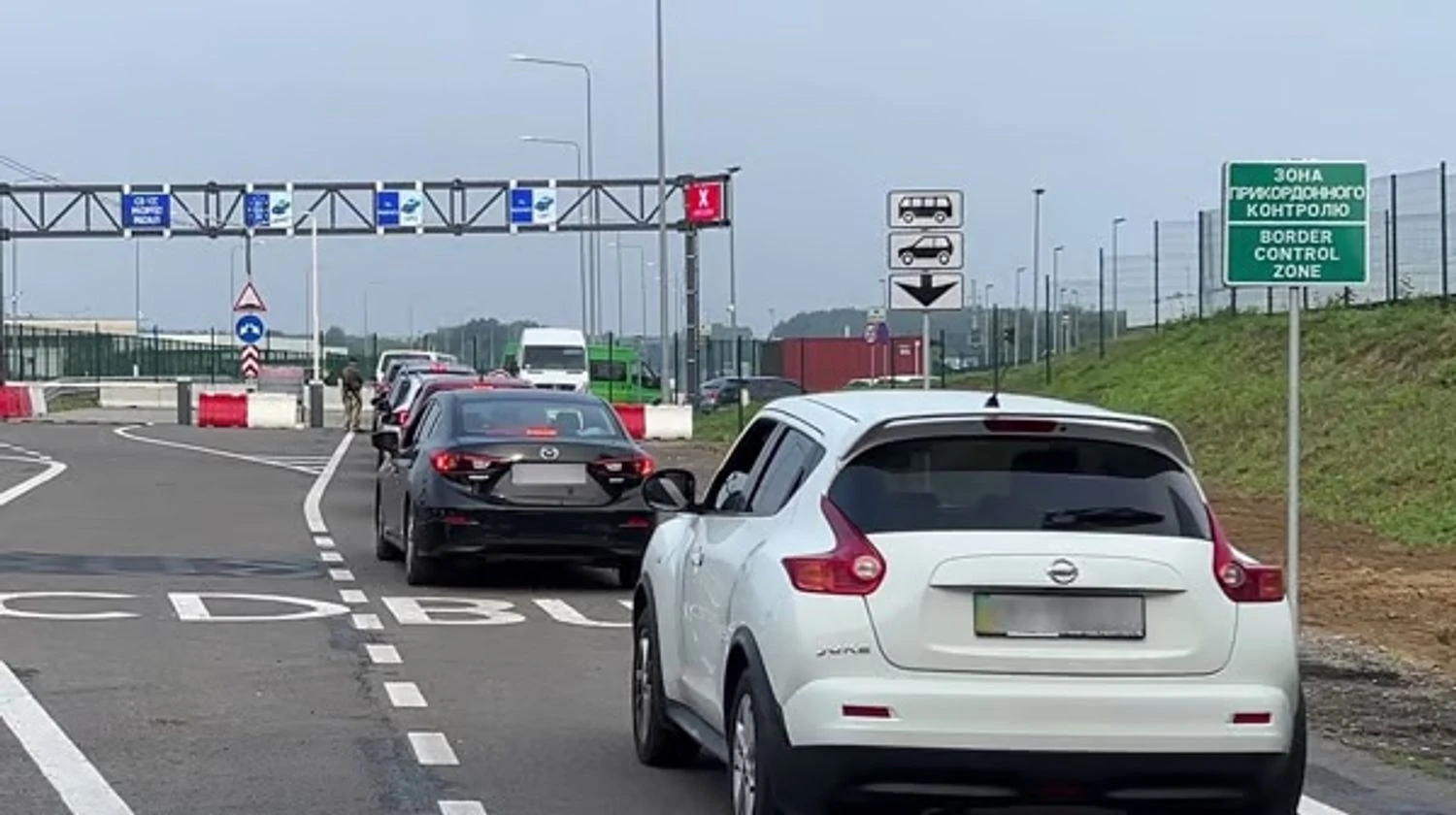 Holidays are approaching: over 600 cars and 90 buses are queuing at the border with Poland