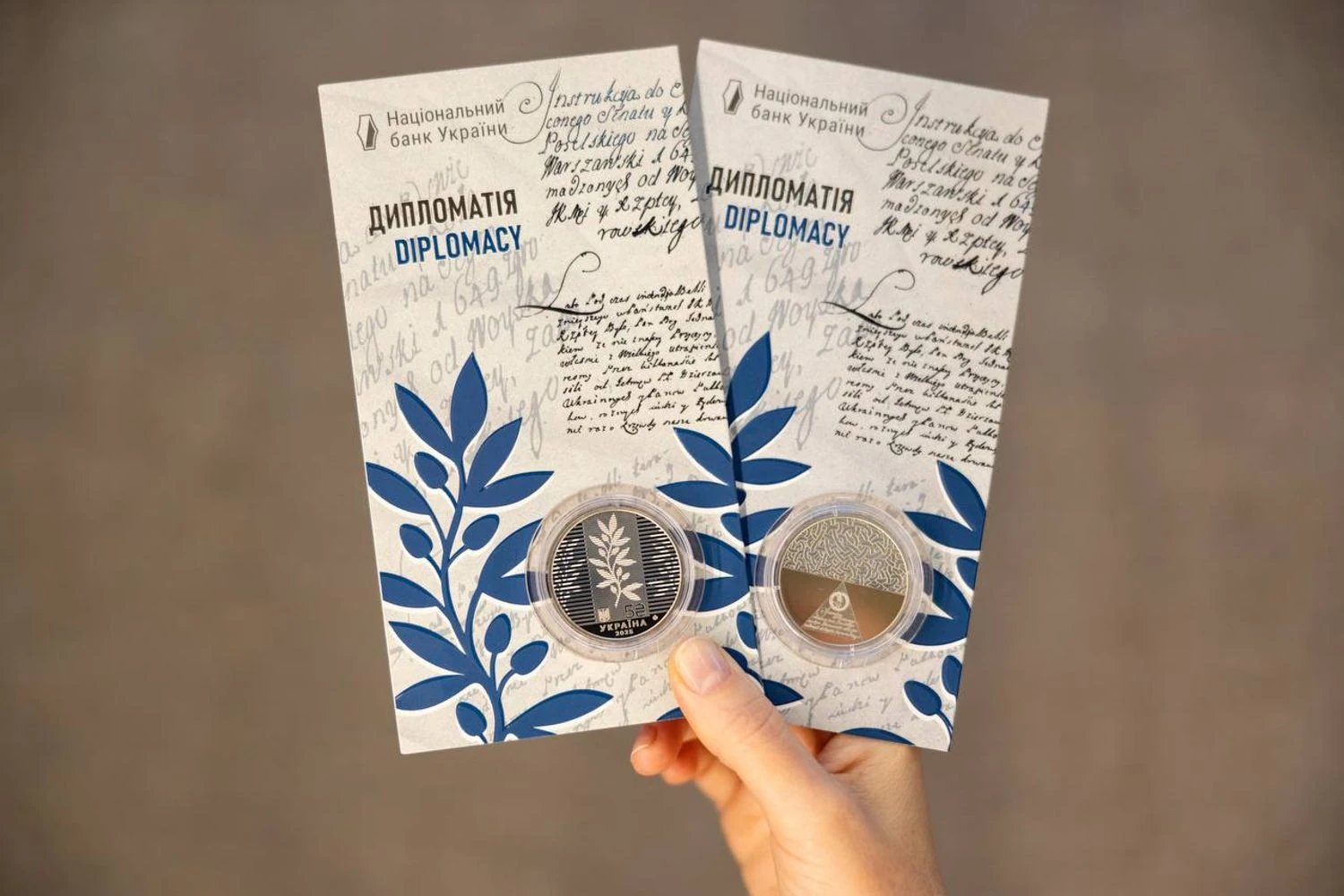 The NBU has issued a new commemorative coin dedicated to diplomats: what is depicted on it