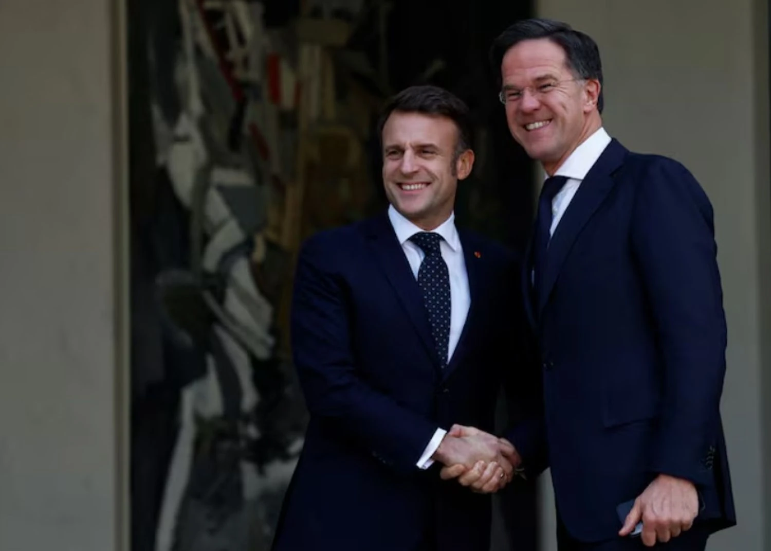 Paris prepares security guarantees for Ukraine: Macron and Rutte discuss support strategy